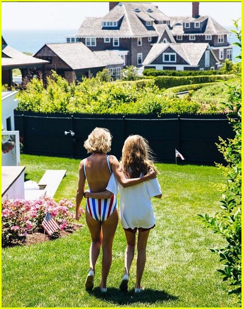 taylor swift shares more july fourth photos with while squad 07
