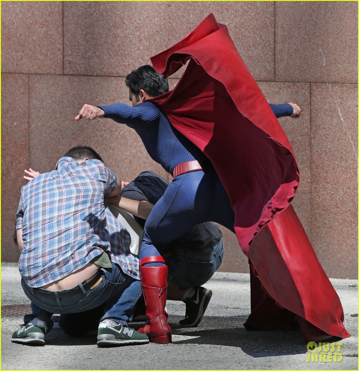 tyler hoechlin saves day on supergirl as superman filming 04