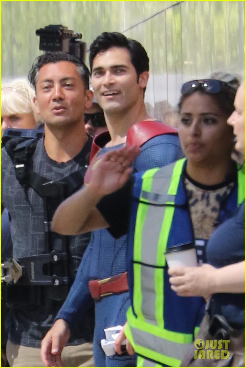 tyler hoechlin saves day on supergirl as superman filming 08