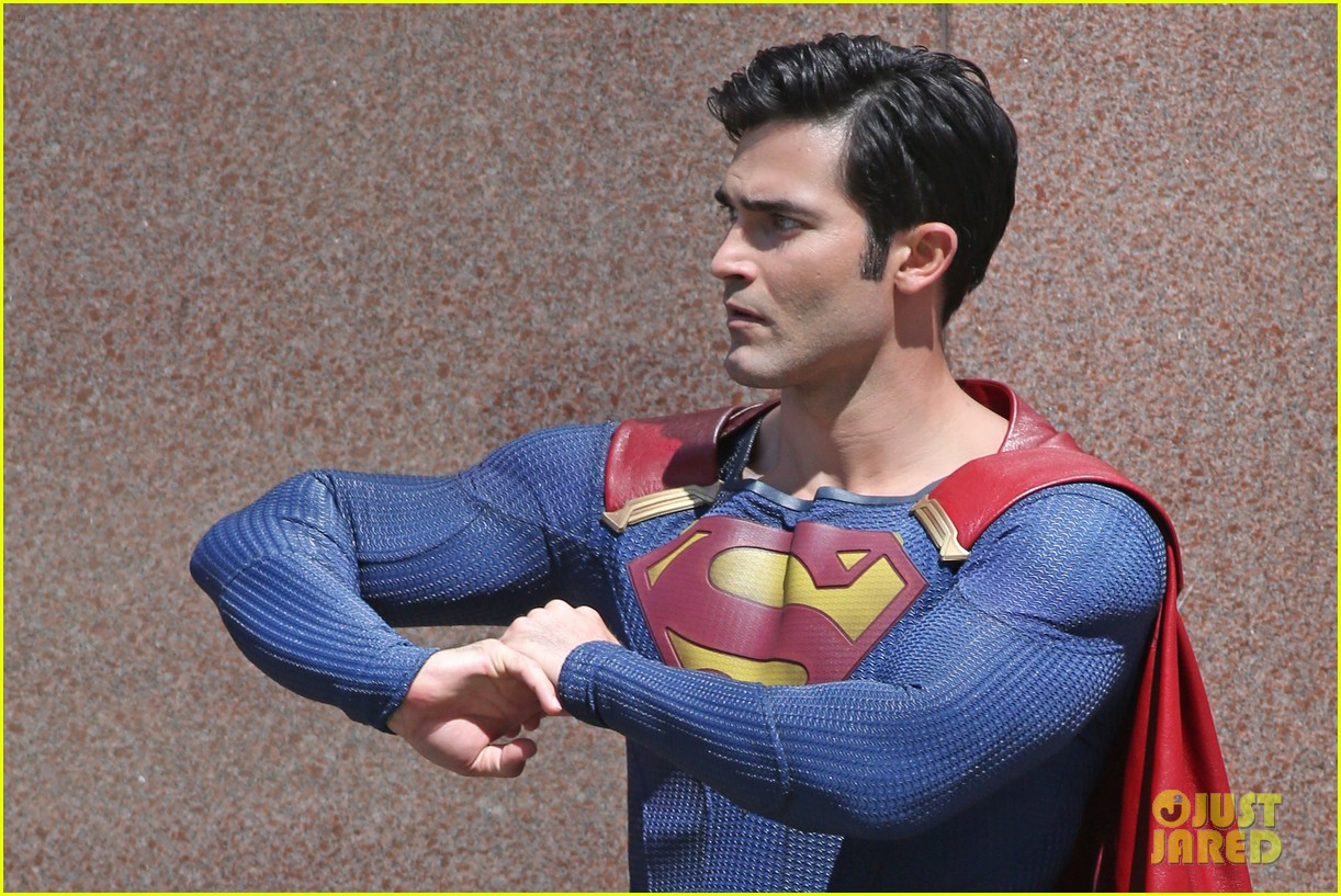 Tyler Hoechlin Saves The Day As Superman While Filming For Supergirl Photo 1003560 Photo