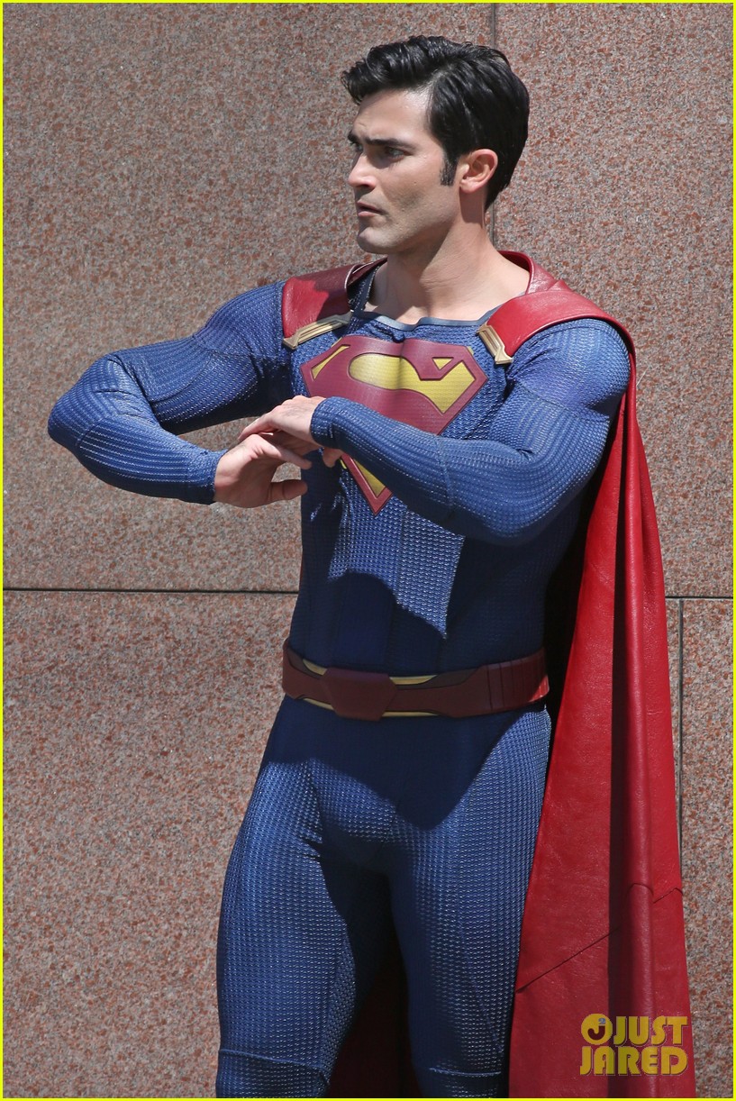tyler hoechlin saves day on supergirl as superman filming 11