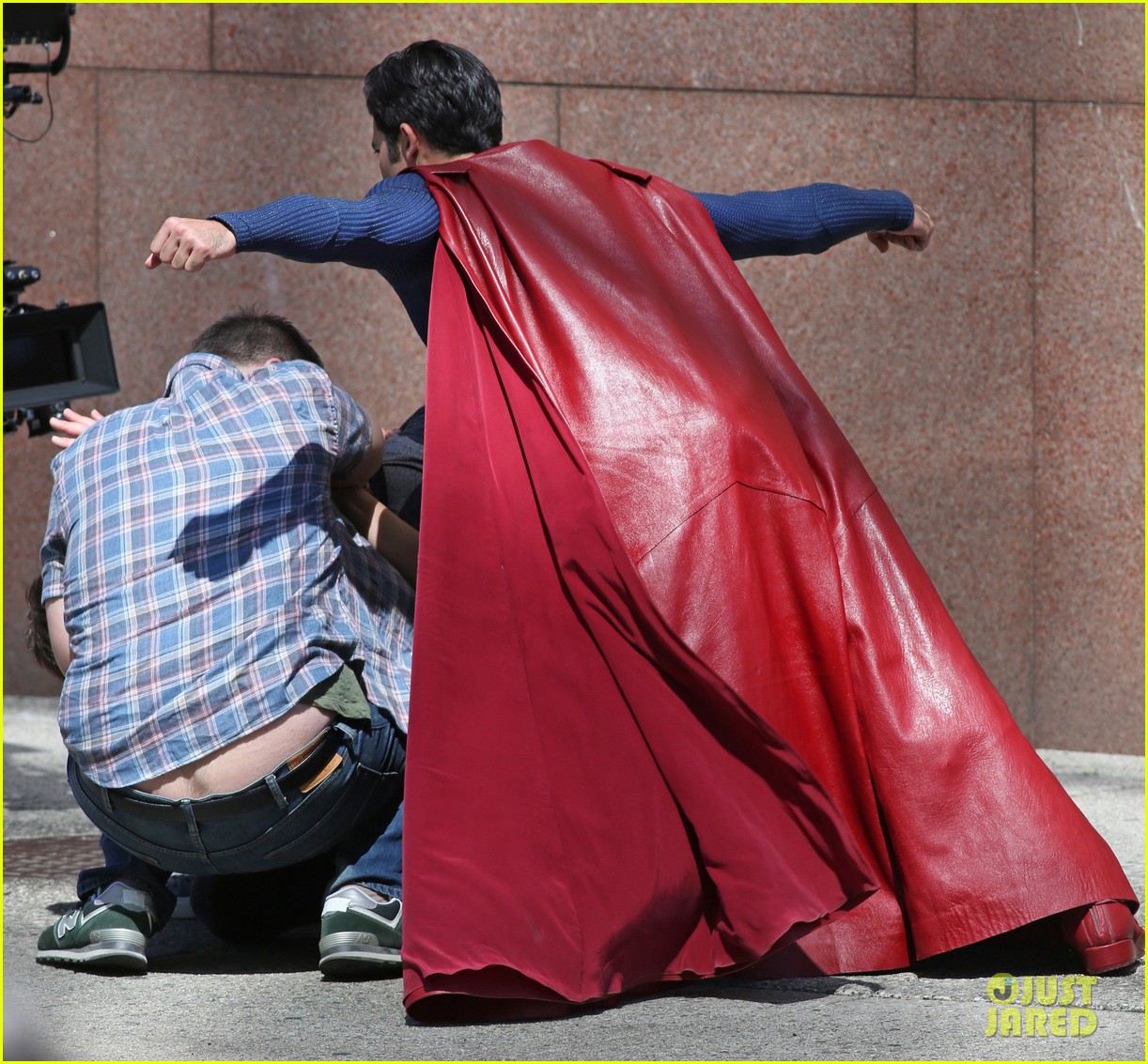 tyler hoechlin saves day on supergirl as superman filming 15