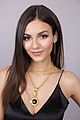 victoria justice jets out after teen choice host announcement 03