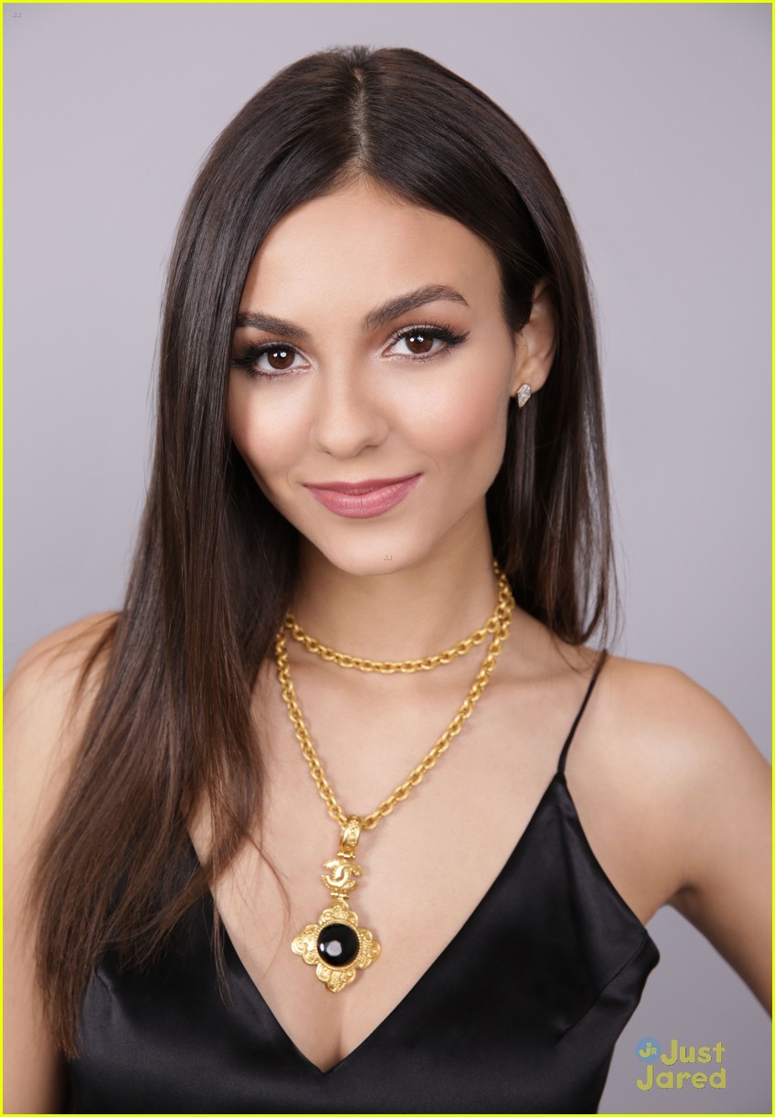 victoria justice jets out after teen choice host announcement 03