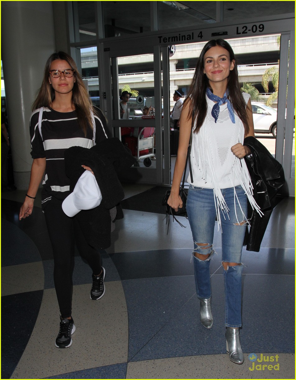 victoria justice jets out after teen choice host announcement 07