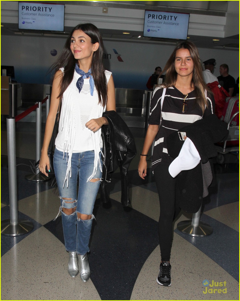 victoria justice jets out after teen choice host announcement 12