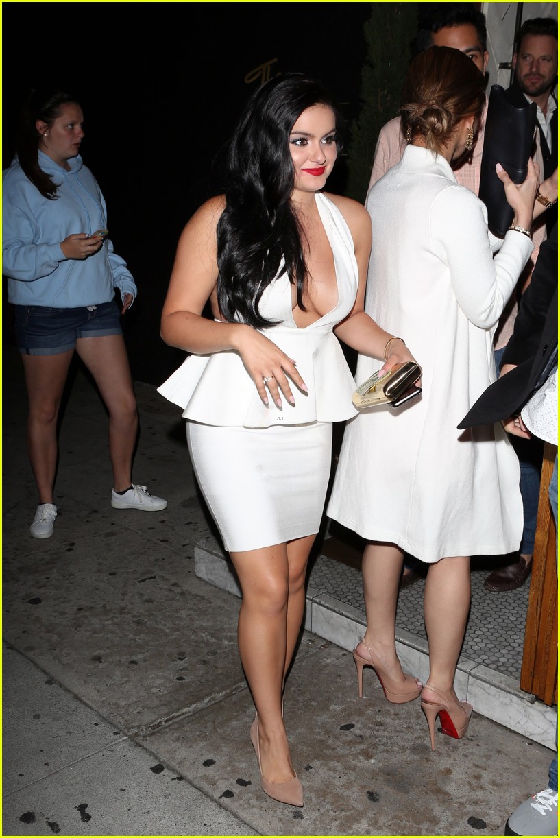 ariel winter flashes cleavage in her snapchat dance party 26