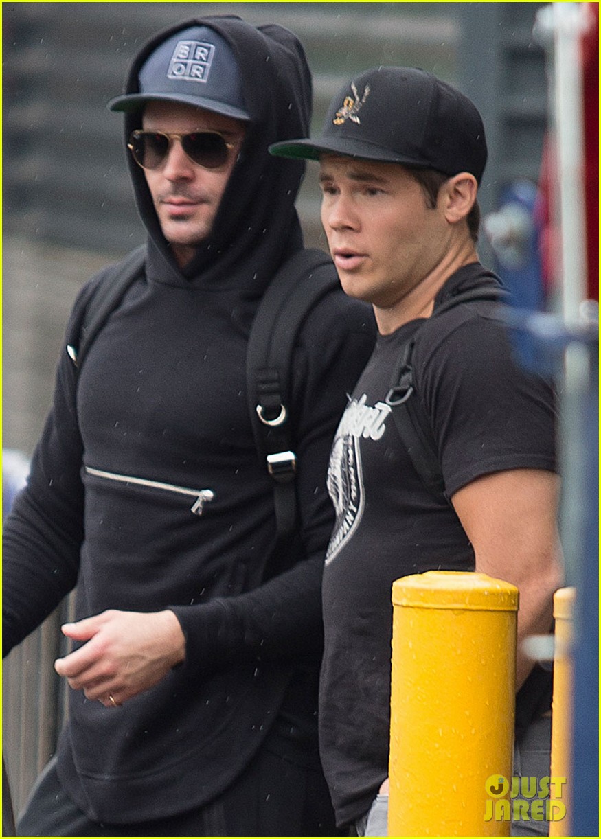 zac efron shows buff arms while working out australia 03