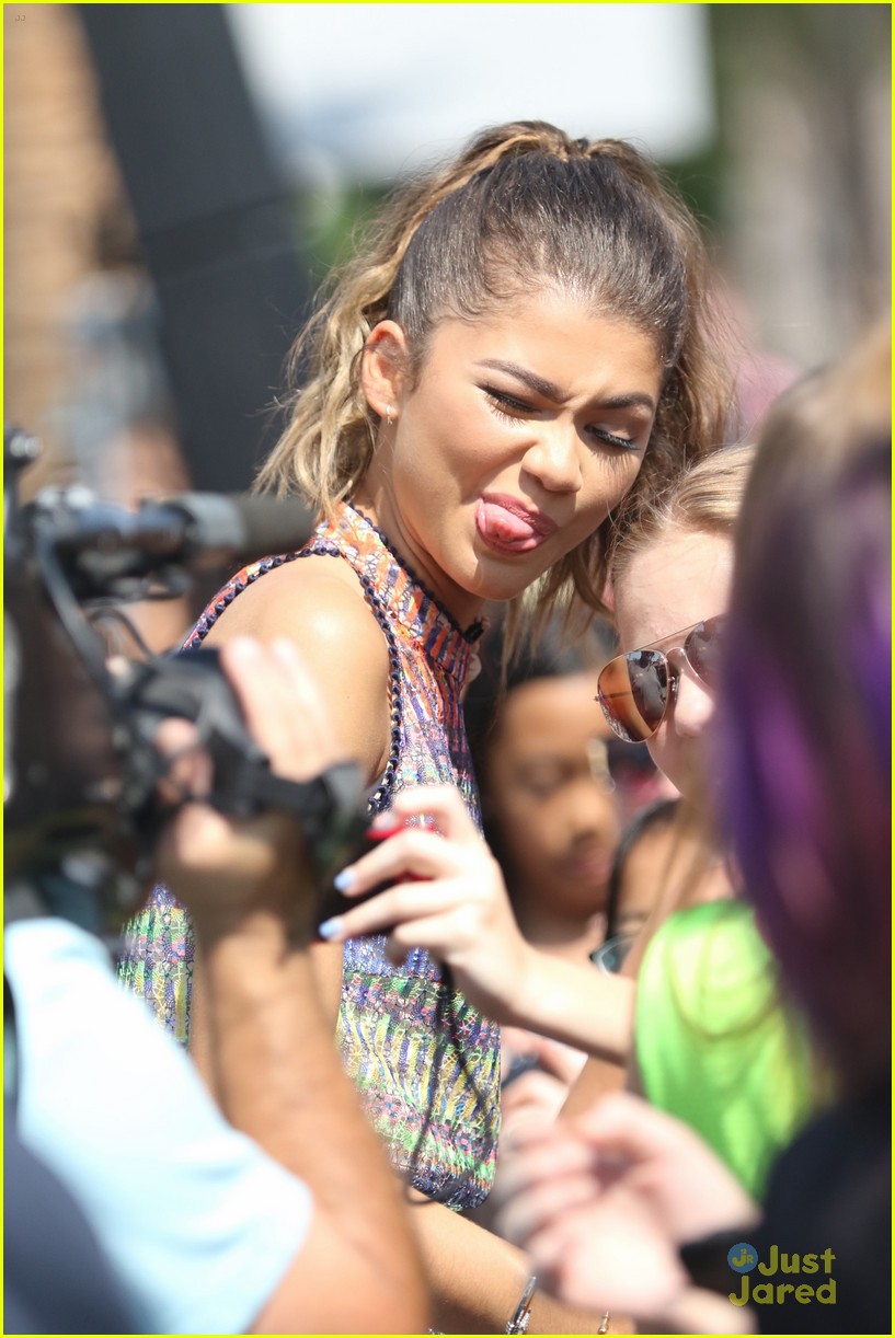 zendaya stops by extra fearless compliment 06