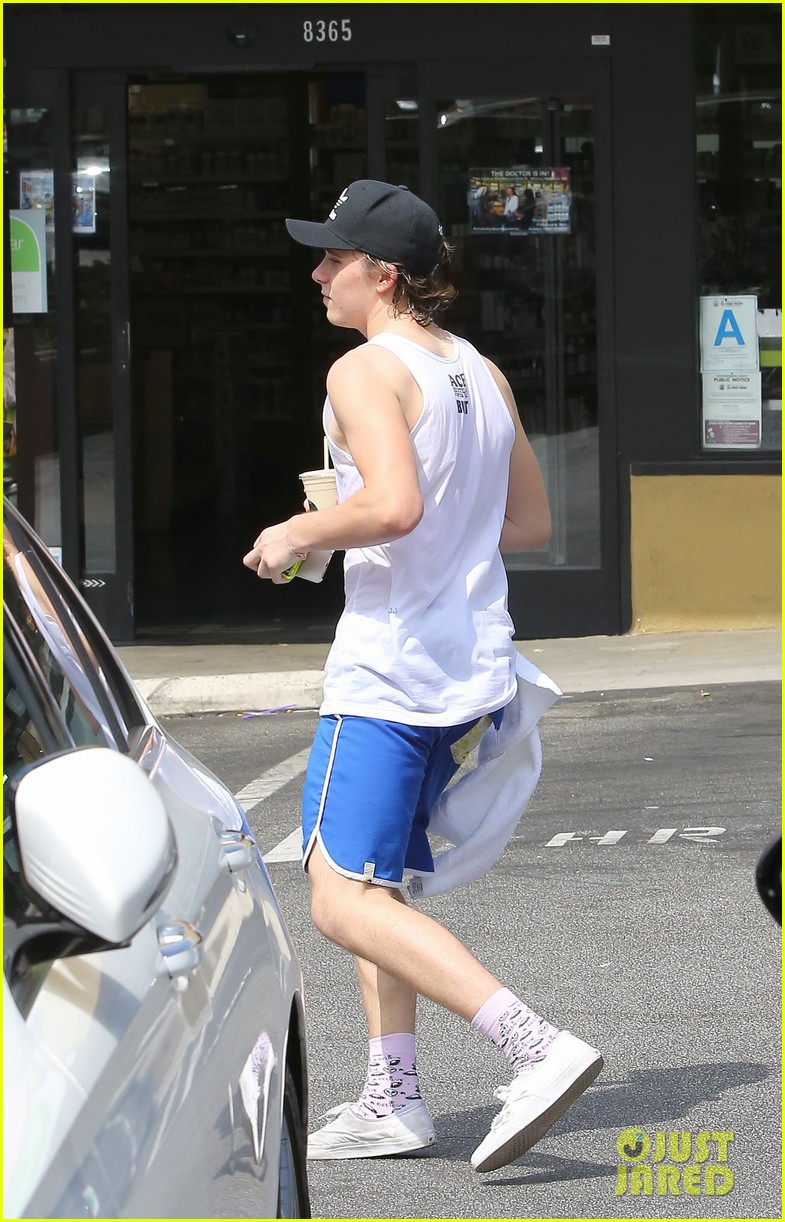 david beckham son brooklyn grab smoothies after cycling class02114