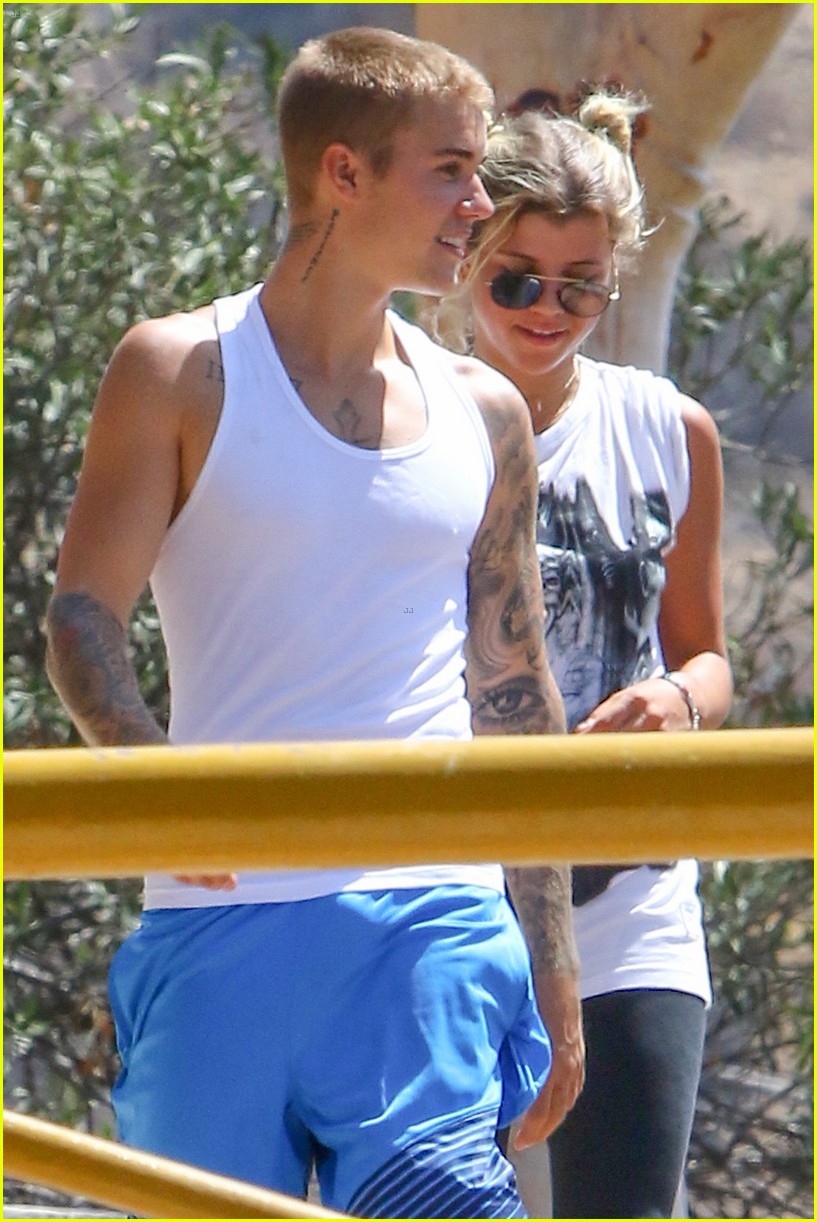 justin bieber sofia richie step out after romatic beach date 04