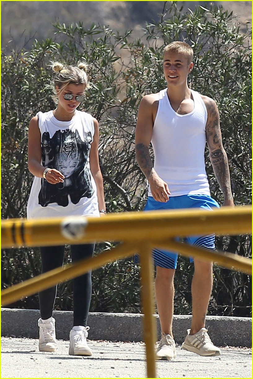 justin bieber sofia richie step out after romatic beach date 06