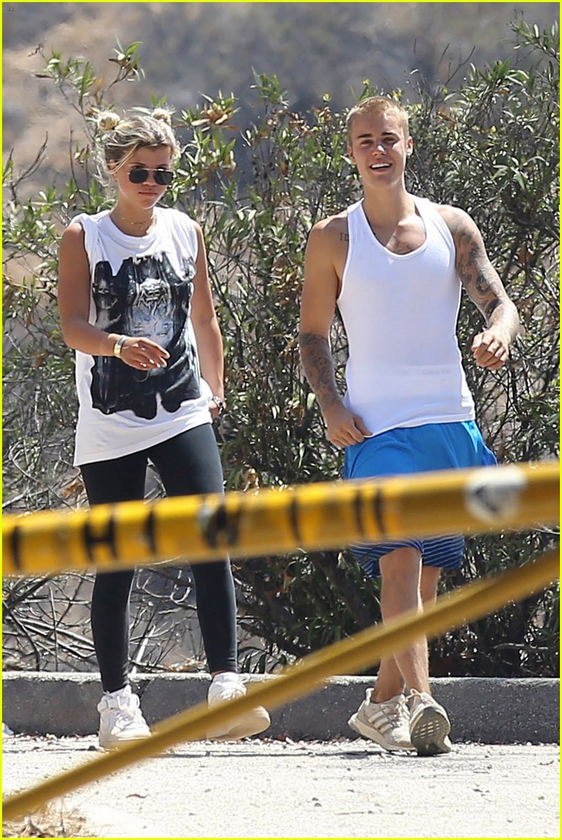 justin bieber sofia richie step out after romatic beach date 08