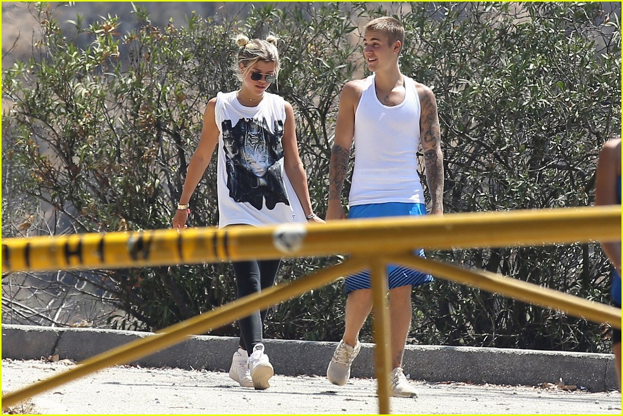 justin bieber sofia richie step out after romatic beach date 18
