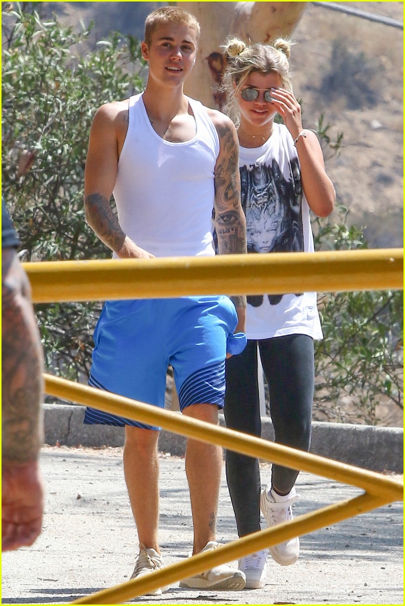 justin bieber sofia richie step out after romatic beach date 23