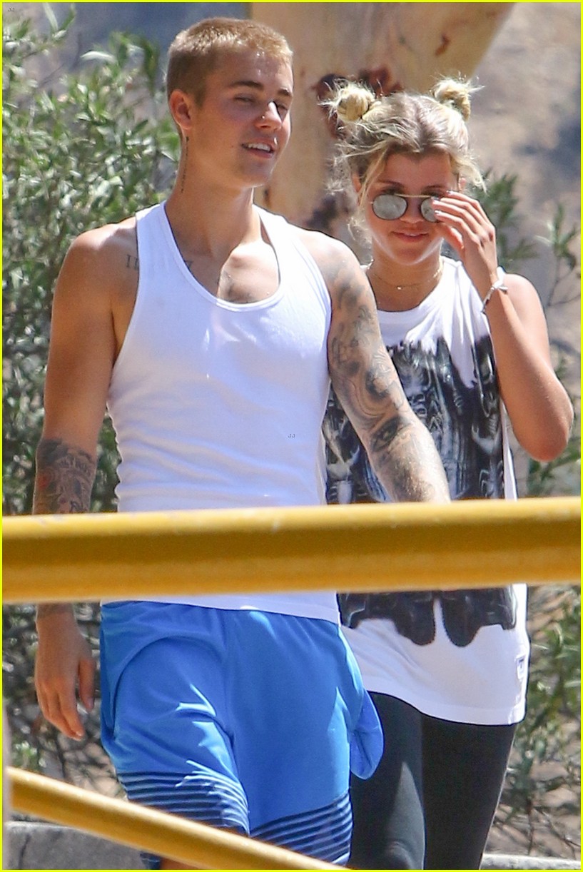 justin bieber sofia richie step out after romatic beach date 24
