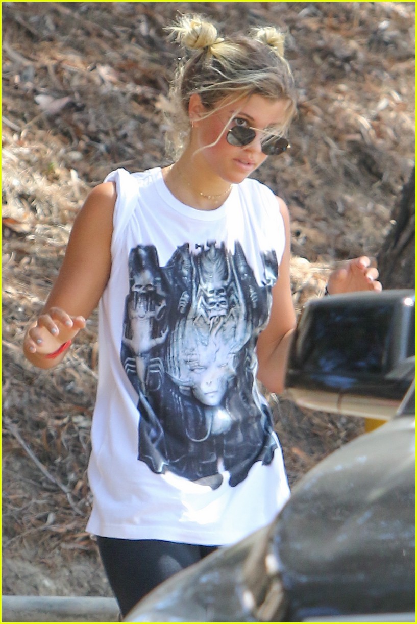 justin bieber sofia richie step out after romatic beach date 27