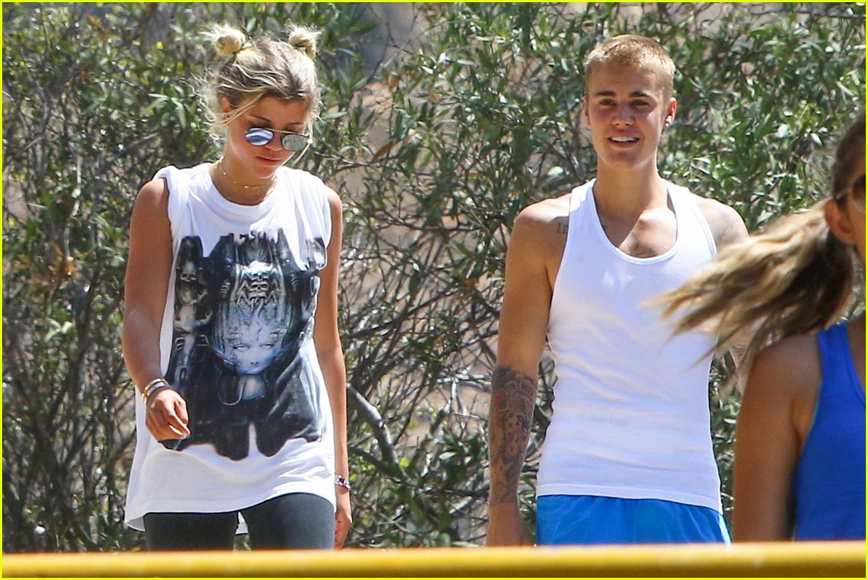 justin bieber sofia richie step out after romatic beach date 29