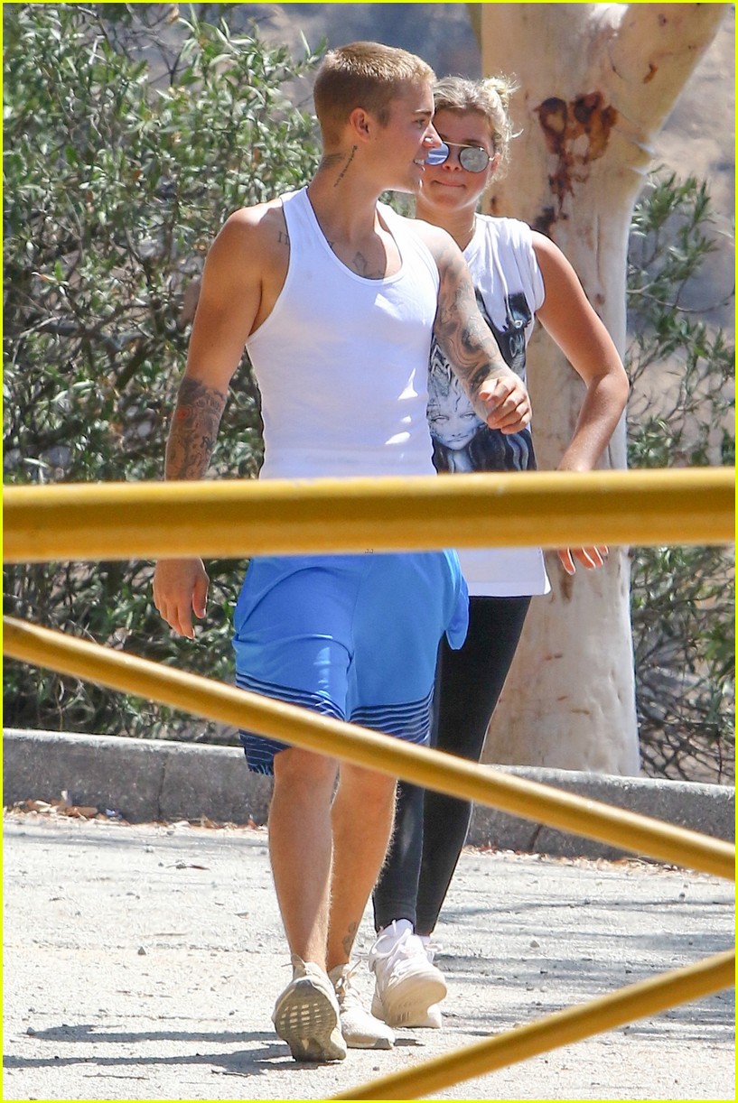 justin bieber sofia richie step out after romatic beach date 30