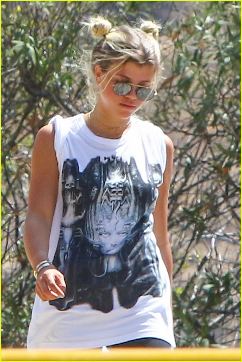 justin bieber sofia richie step out after romatic beach date 34