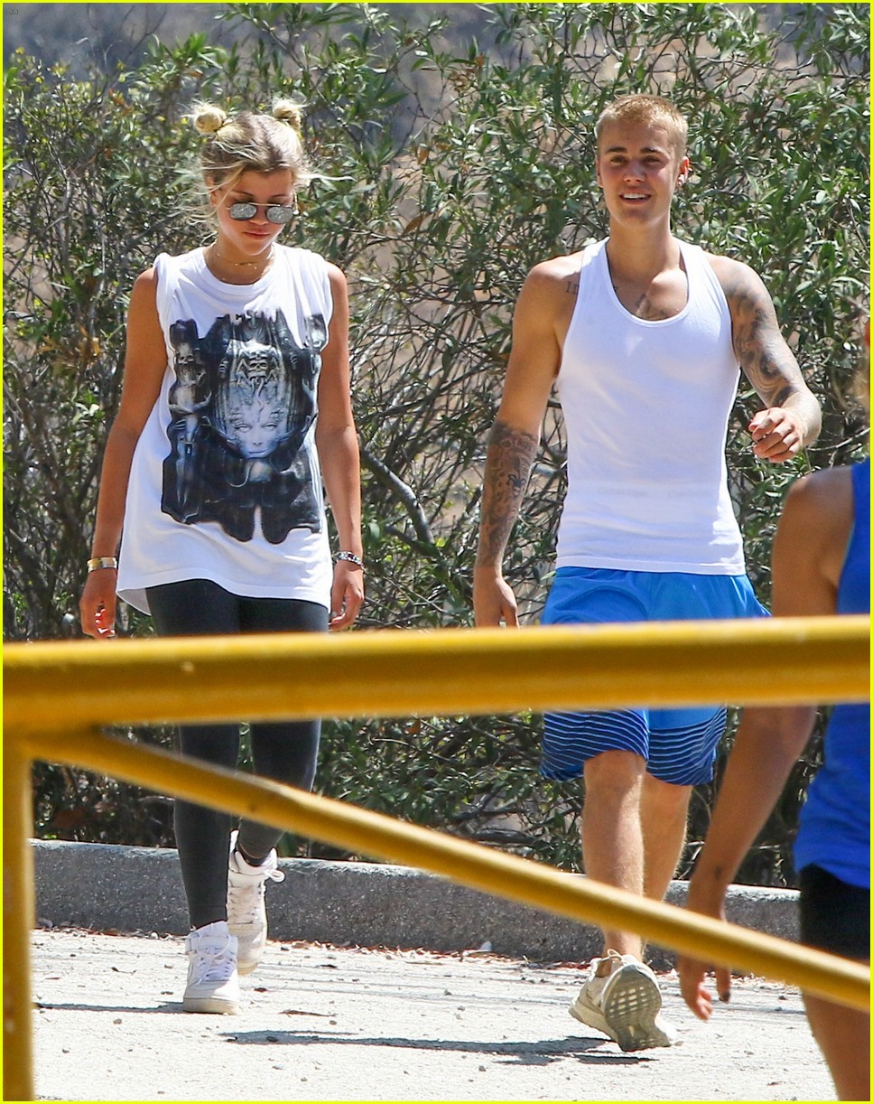 justin bieber sofia richie step out after romatic beach date 36