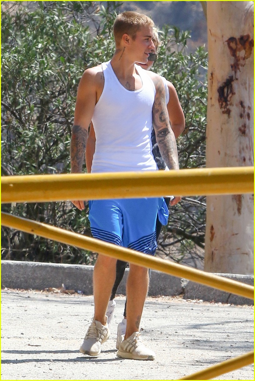 justin bieber sofia richie step out after romatic beach date 37