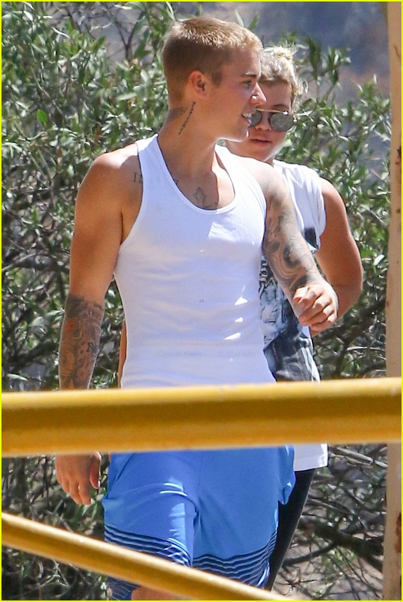 justin bieber sofia richie step out after romatic beach date 38