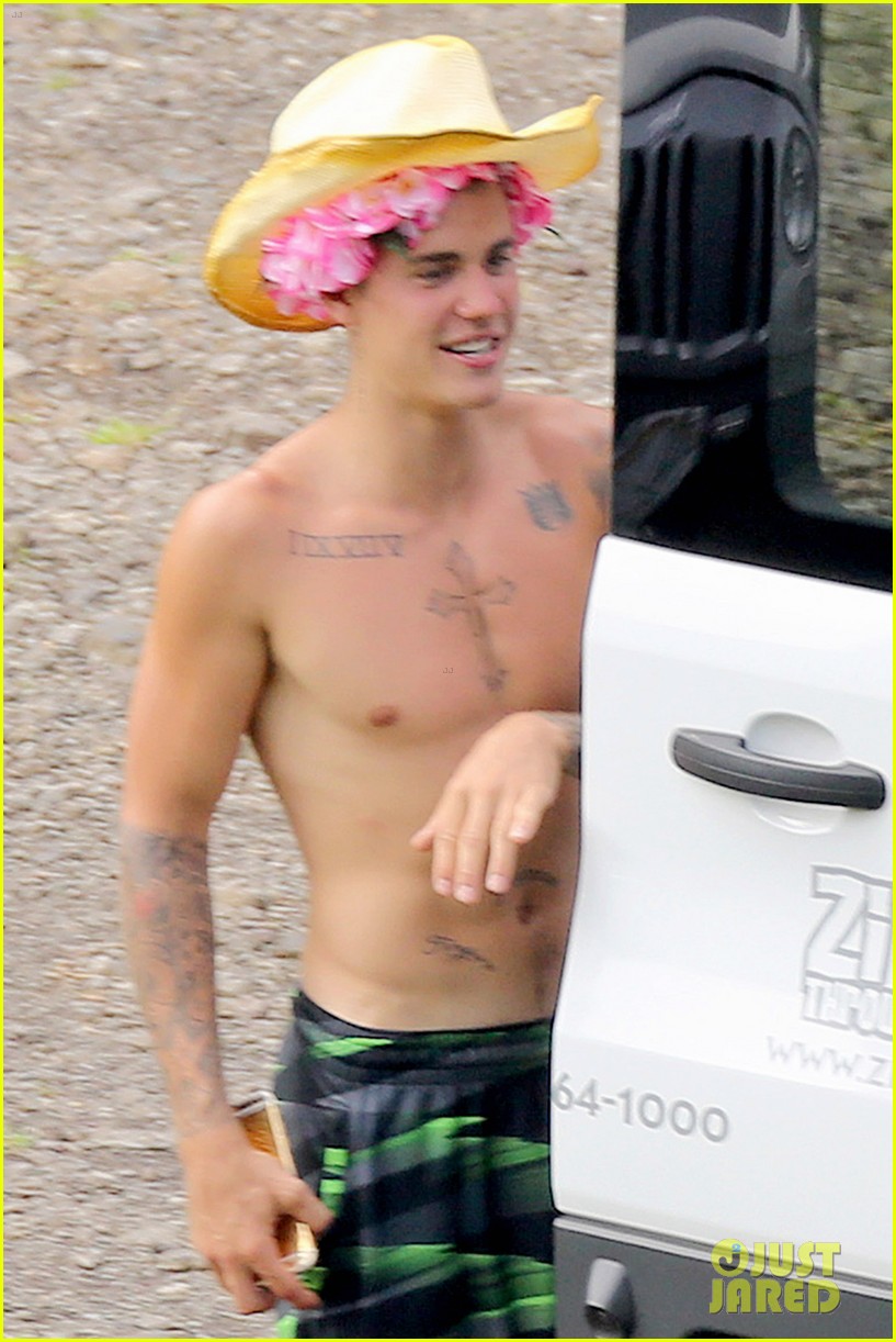 justin bieber shirtless in hawaii 02