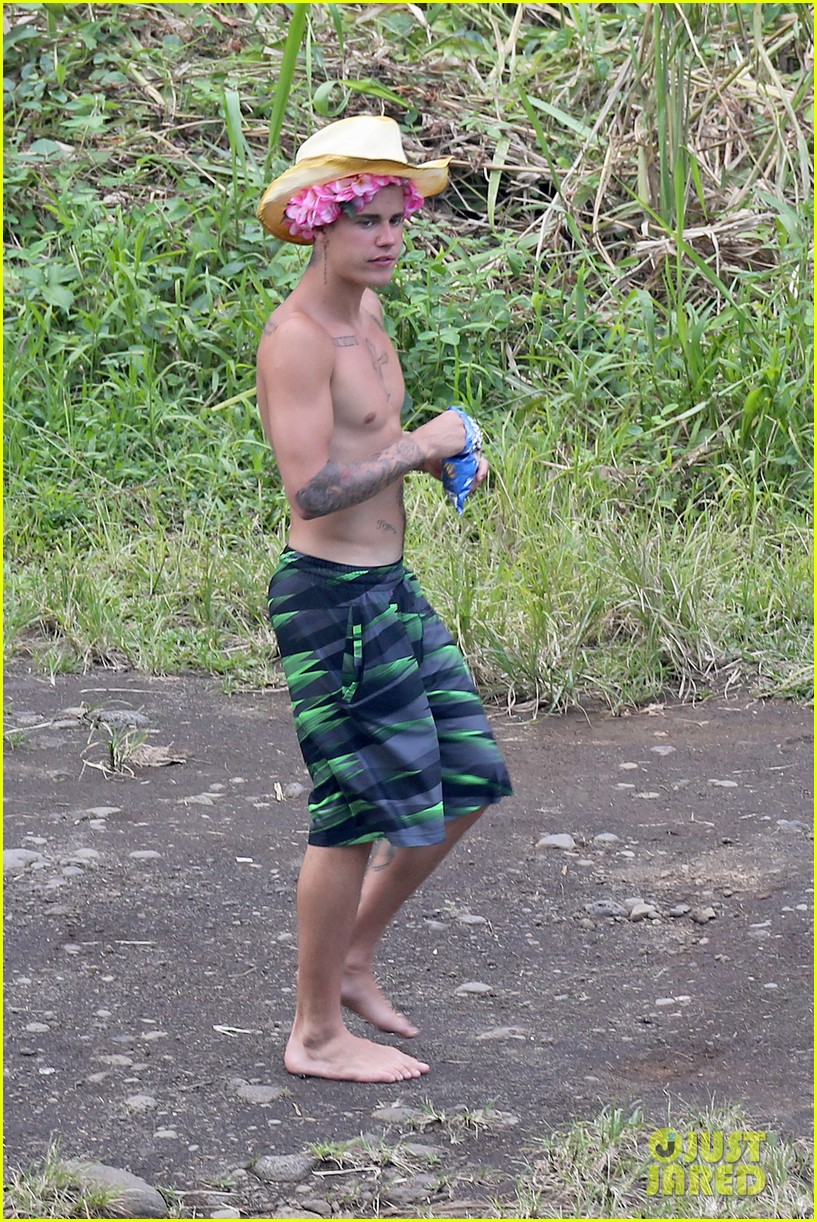 justin bieber shirtless in hawaii 08