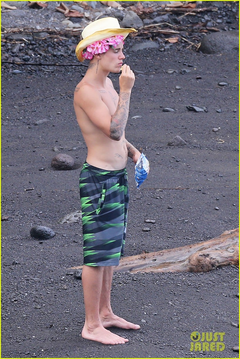 justin bieber shirtless in hawaii 16