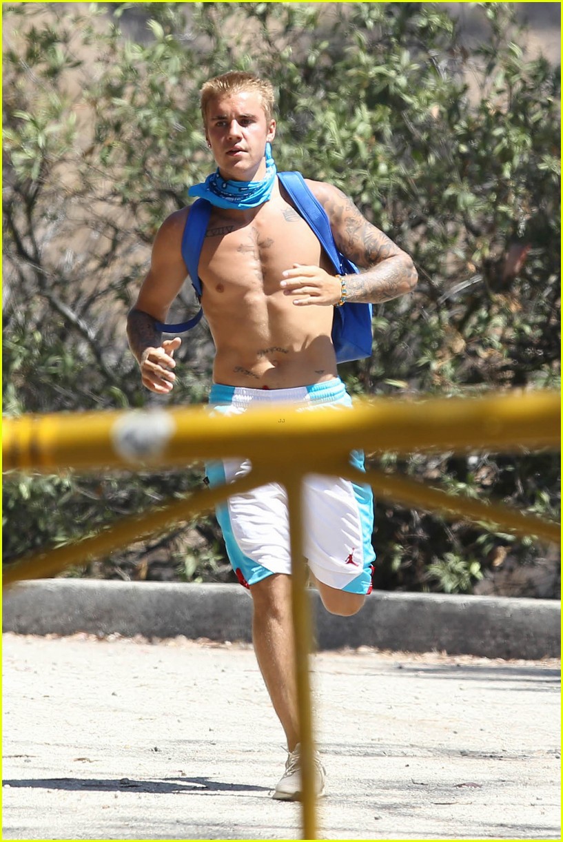 justin bieber goes on a shirtless solo hike 08