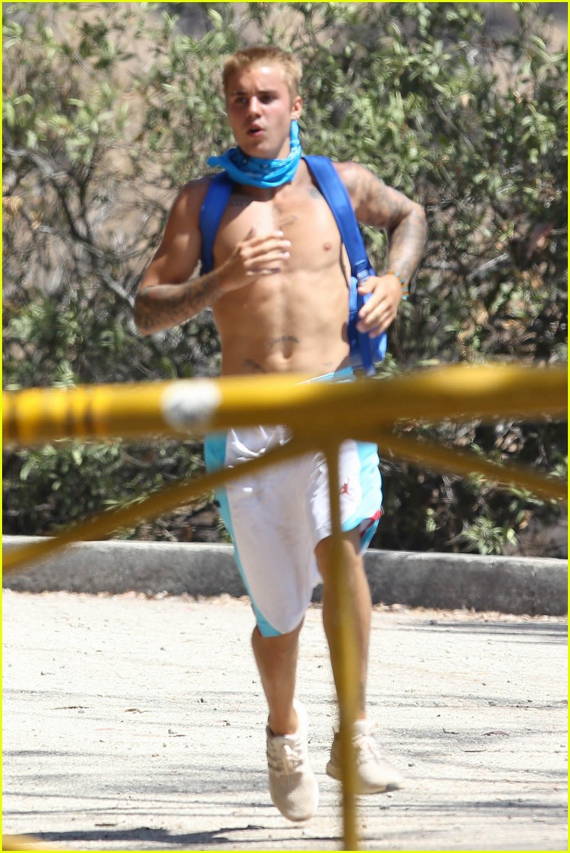 justin bieber goes on a shirtless solo hike 14