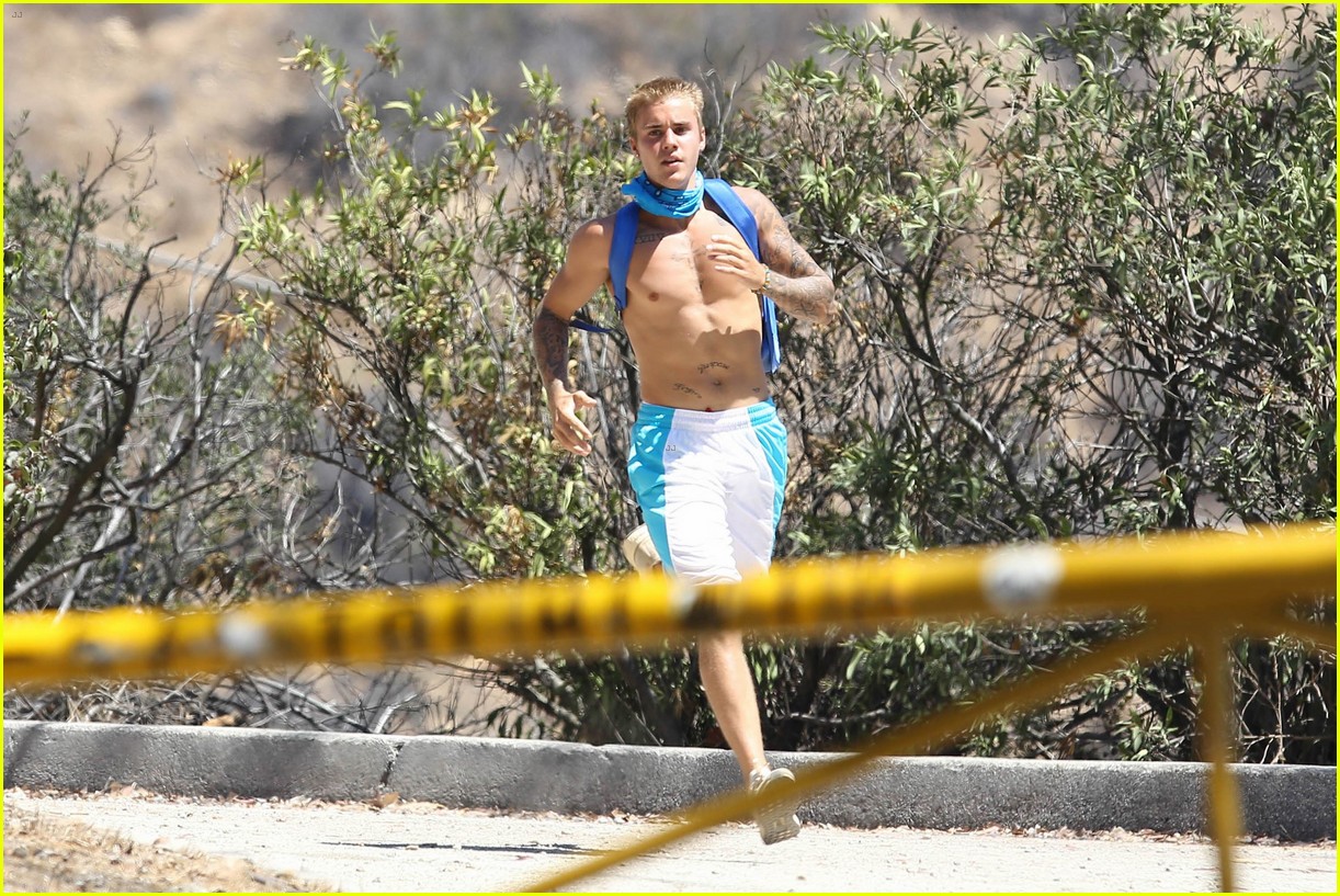 justin bieber goes on a shirtless solo hike 15