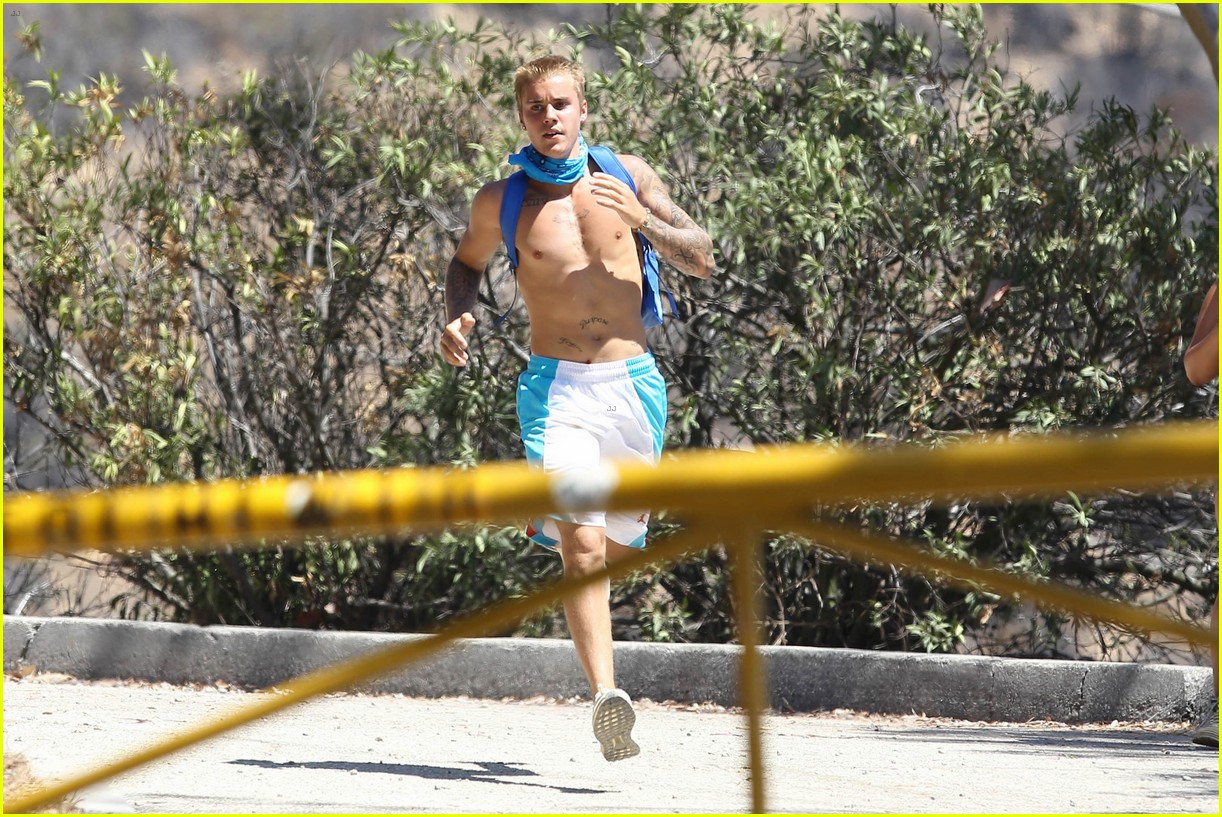 justin bieber goes on a shirtless solo hike 17