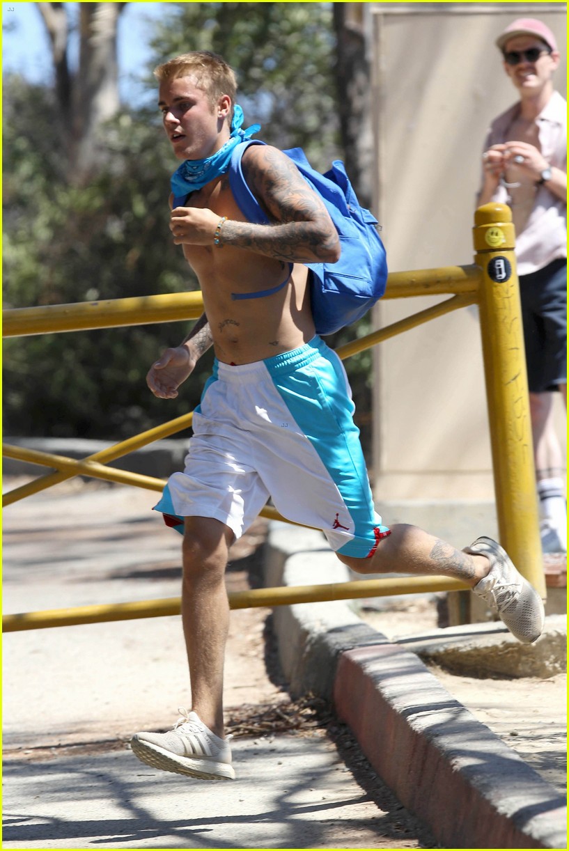 justin bieber goes on a shirtless solo hike 18