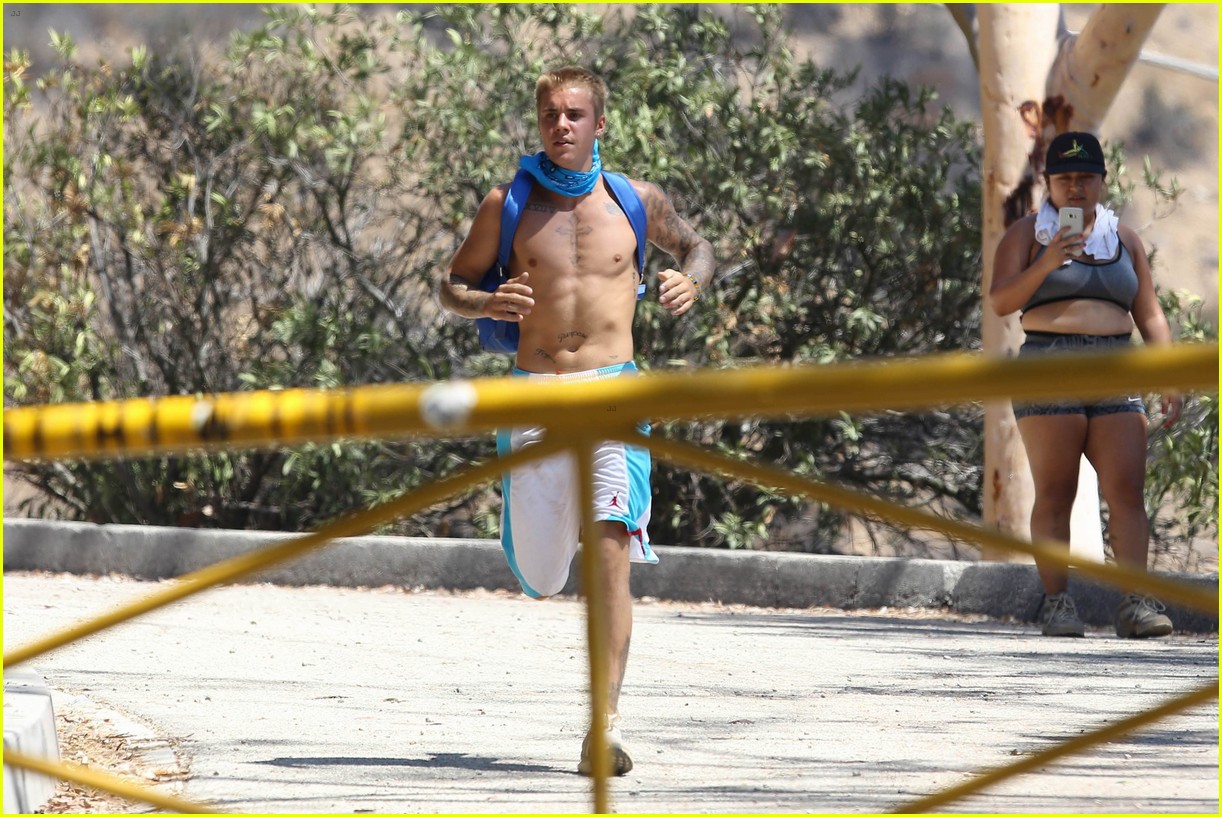 justin bieber goes on a shirtless solo hike 19