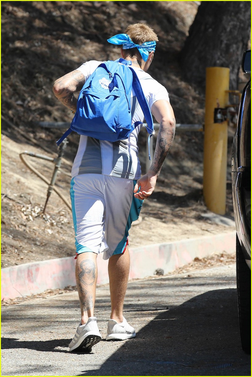 justin bieber goes on a shirtless solo hike 25