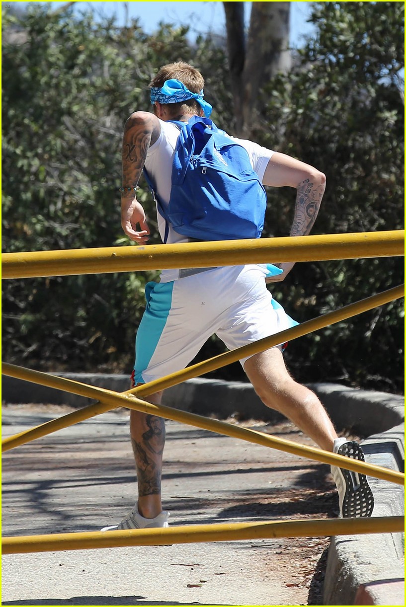justin bieber goes on a shirtless solo hike 26