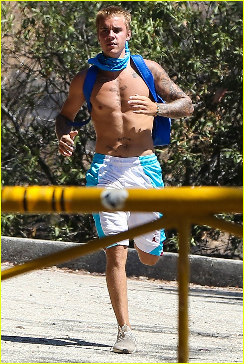 justin bieber goes on a shirtless solo hike 37