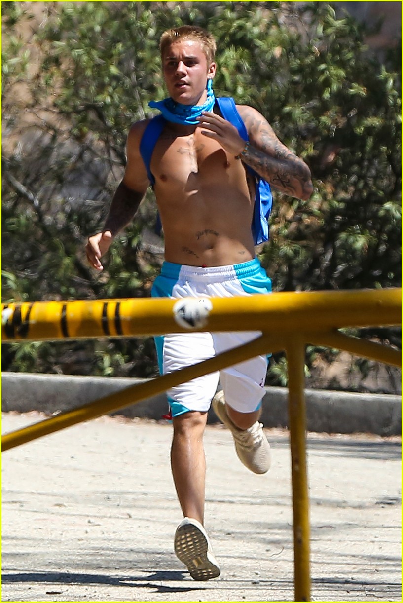 justin bieber goes on a shirtless solo hike 38