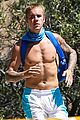 justin bieber goes on a shirtless solo hike 06