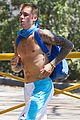 justin bieber goes on a shirtless solo hike 27