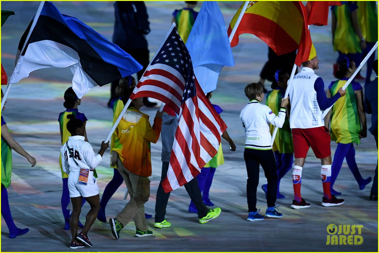 simone biles carries flag at olympics closing ceremony 2016 01