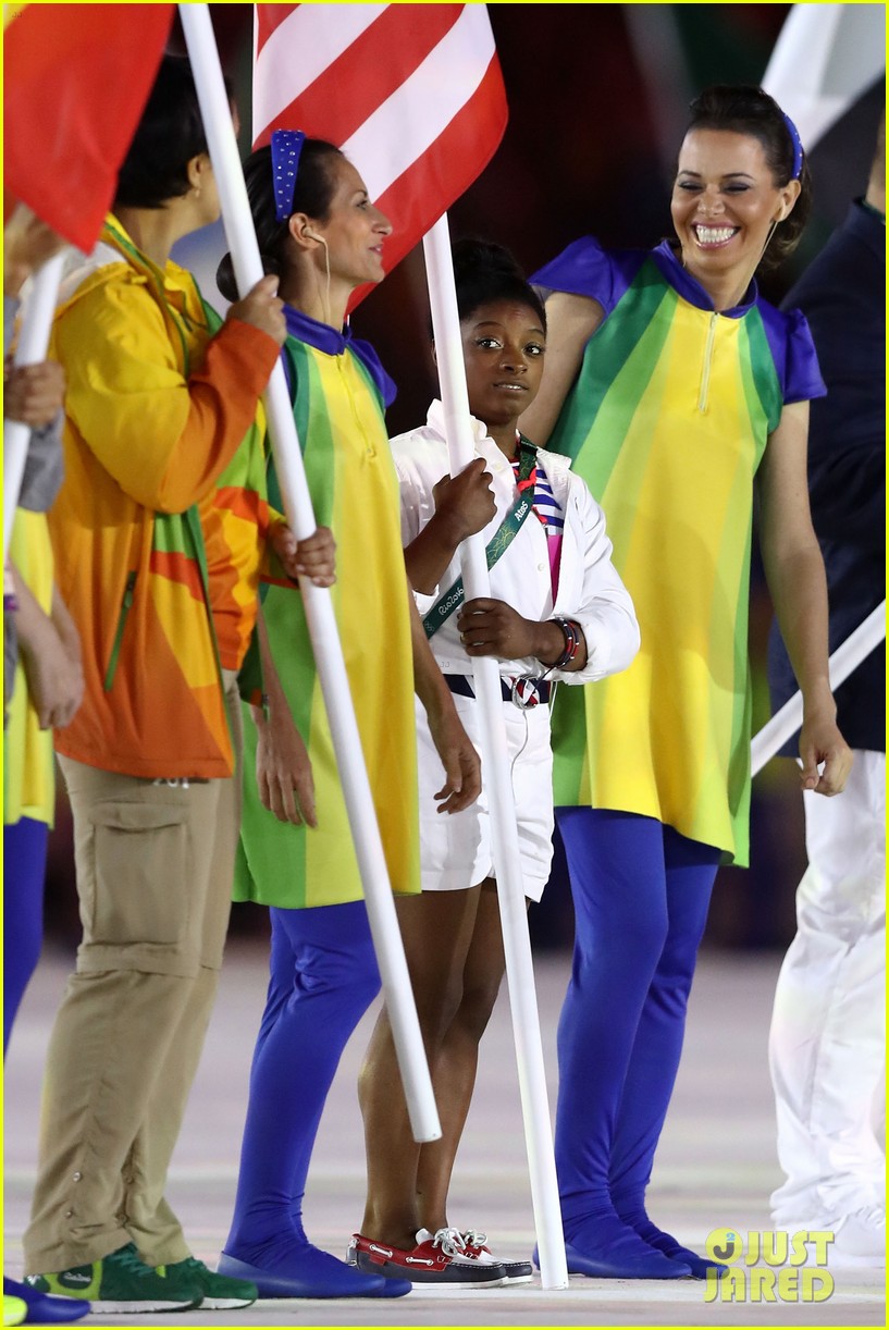 simone biles carries flag at olympics closing ceremony 2016 03