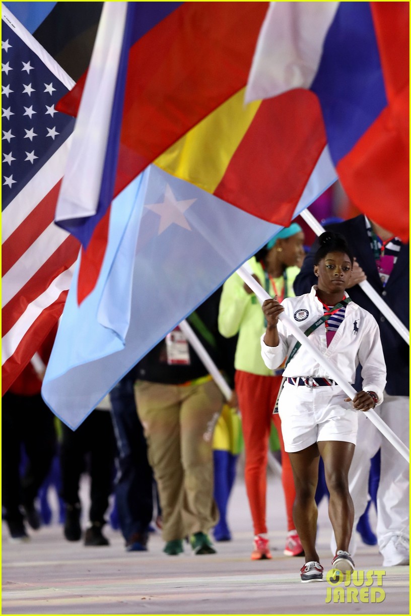 simone biles carries flag at olympics closing ceremony 2016 04