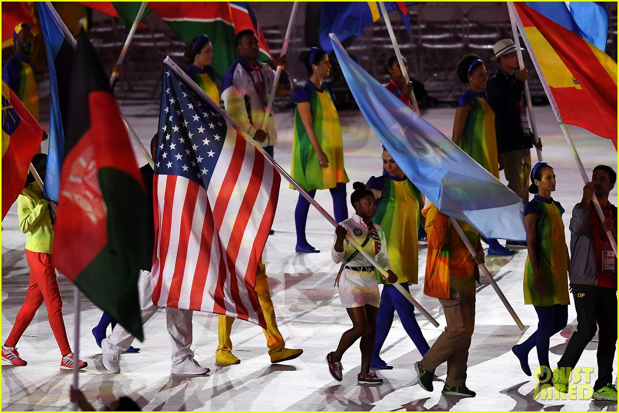 simone biles carries flag at olympics closing ceremony 2016 05