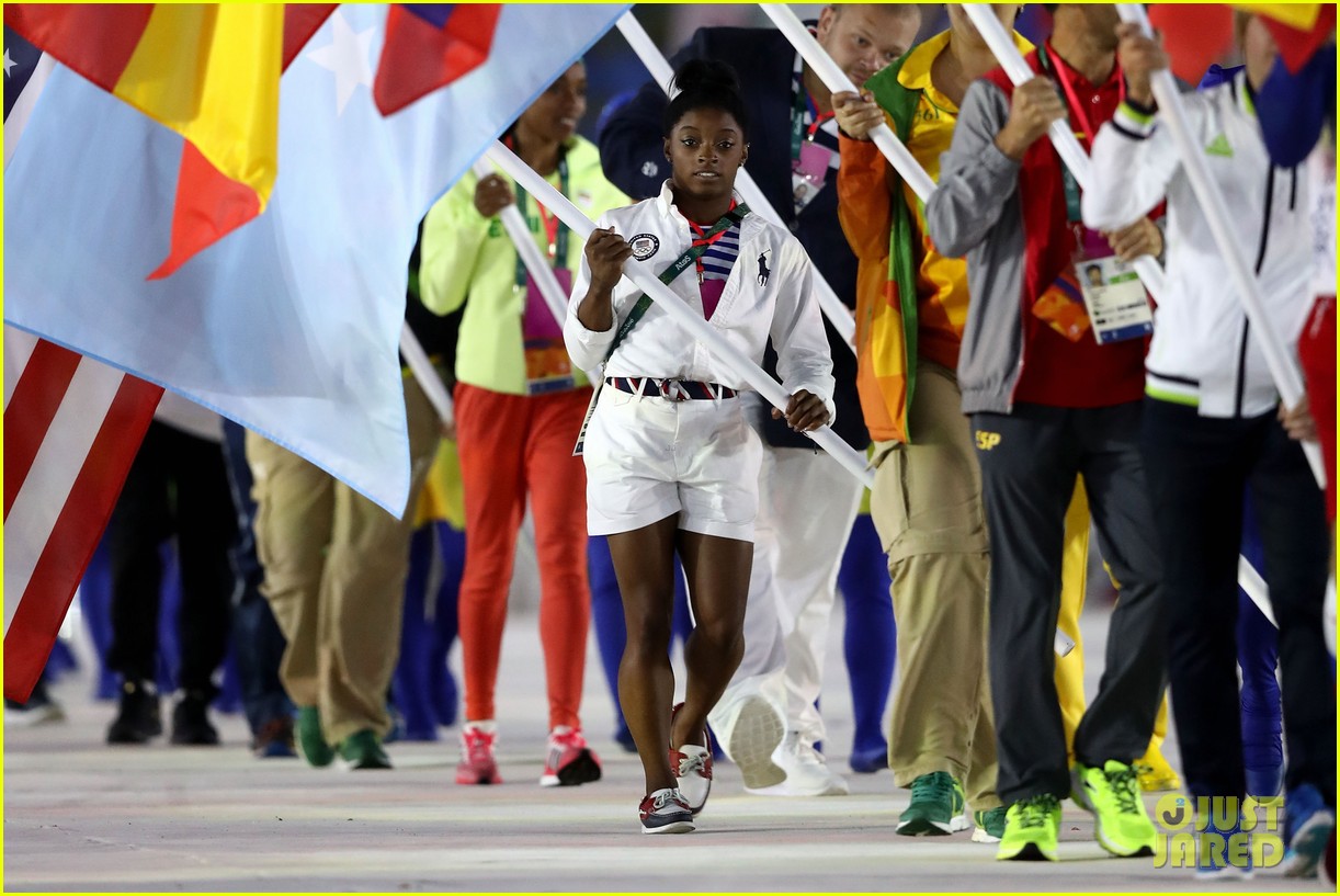 simone biles carries flag at olympics closing ceremony 2016 06