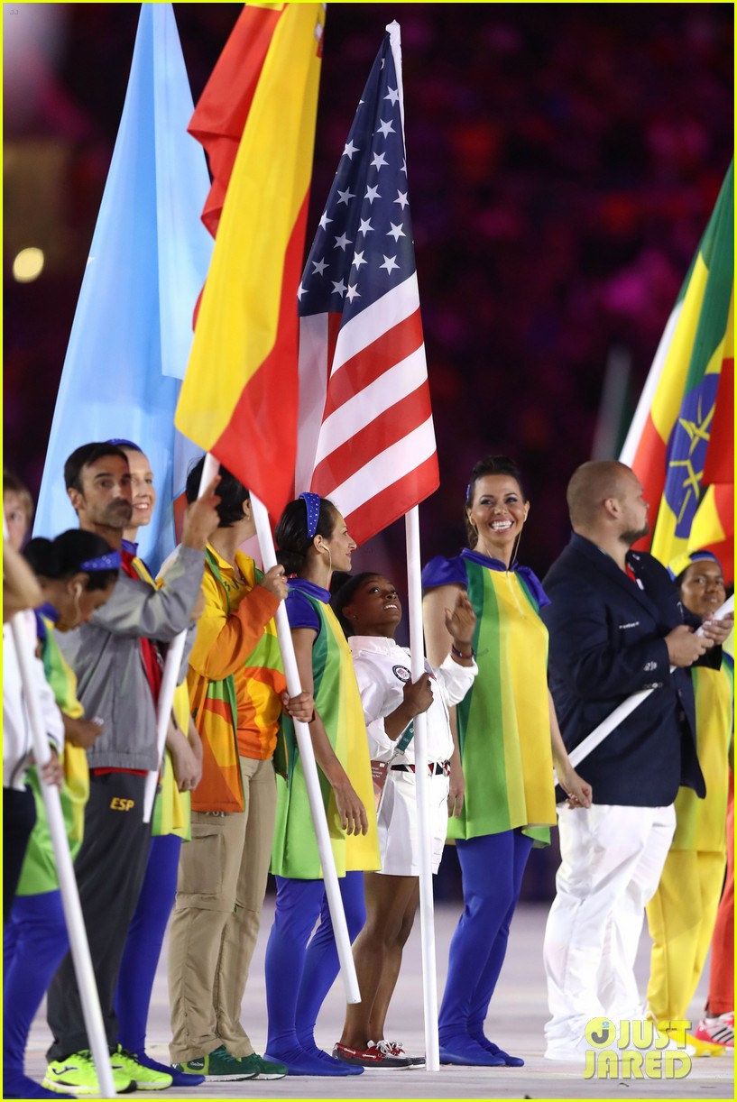 simone biles carries flag at olympics closing ceremony 2016 08