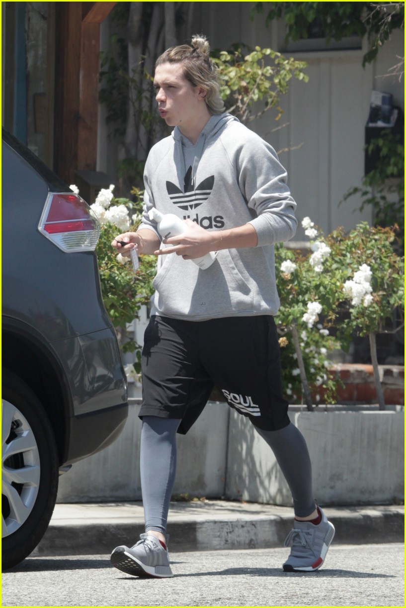 brooklyn beckham goes shirtless in gym workout photo 08