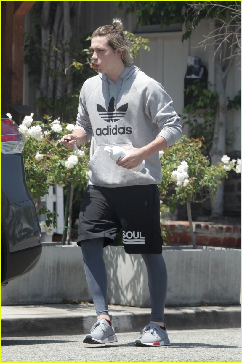 brooklyn beckham goes shirtless in gym workout photo 15